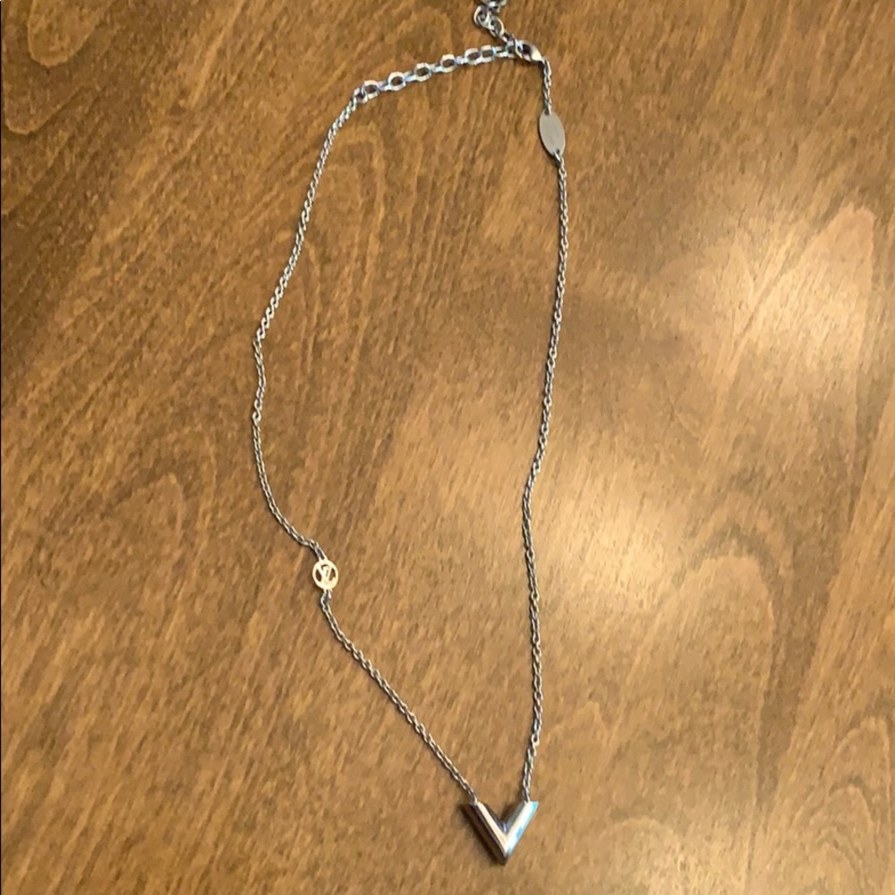 Louis Vuitton ESSENTIAL V NECKLACE